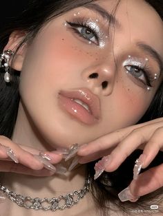 Eye Makeup Ideas Silver, Silver Makeup Halloween, Homecoming Glam Makeup, Easy Futuristic Makeup, Makeup Ideas Black And White, Black And White Douyin Makeup, Black And White Festival Makeup, Make Up With Silver Outfit, White Angel Makeup Aesthetic