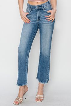 These RISEN High-Rise Slim Straight Leg Jeans feature a high waist design and slim straight leg cut with an ankle length. Free Shipping - Shop Now! Outfits Jeans, Chique Outfits, Outfit Jeans, Versatile Wardrobe, Baywatch, Slim Straight Jeans, Dressy Outfits, Outfit Casual, Stretchy Material