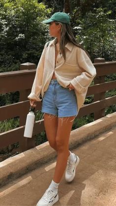 Cute Casual Outfits Shorts, Camping Cute Outfit, Beach In The Fall Outfit, Miami Looks Style Outfit, Comfy Europe Outfits, Outfit Camping Verano, Beach Style Outfit Summer, Beach Clothing Aesthetic, Summer Outfits Long Shorts