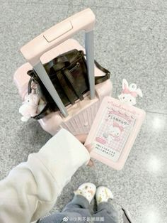 Coquette Travel, Pink Motivation, Cute Lifestyle, Cute Suitcases, Airport Aesthetic, Pink Lifestyle, Pretty Pink Princess, Estilo Real, Stationary School