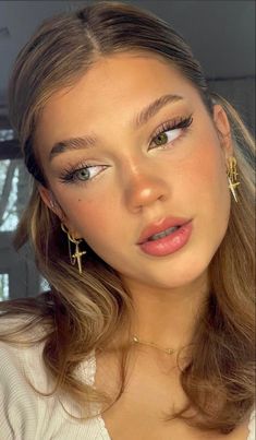 Hawaiian Makeup, Glyndon King, God Of Malice, Beach Makeup, Clear Glowing Skin, Make Up Inspiration, Summer Makeup Looks, Cute Makeup Looks, New Earrings