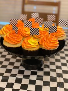 Red and Orange butter cream swirled and piped into flames Hot wheels Birthday flame 🔥 cupcakes Hot Wheels Birthday Cupcakes, Hot Wheels Desserts, Hot Wheels Cupcakes Ideas, Hot Wheels Birthday Party Ideas Cake, Flame Cupcakes, Race Car Cupcakes, Car Cupcakes, Hot Wheels Cupcakes, Hot Wheels Themed Birthday Party