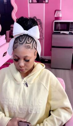 Bow Hairstyle Black Women Braids, Skl Hairstyles, Bow Trend, Lace Wigs Styles, Bantu Knot Hairstyles, Weave Hairstyles Braided, Pretty Braids, Diy Graduation