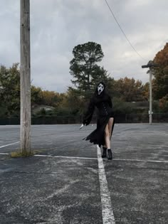 A female version of Ghostface from the movie scream walking towards the camera, knife in hand. Scream Inspired Costumes, Scream Cosplay Female, Female Ghostface Costume Idea, Movie Killers Costumes, Female Ghostface Cosplay, Female Halloween Costumes Ideas, Female Scream Costume, Ghostface Costume Women