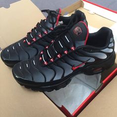 Nike Tn Shoes, Red Nike Shoes, Nike Shoes Women Fashion, Nike Fashion Shoes, Black Nike Shoes, Nike Tn, Kicks Shoes