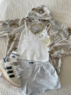 adidas campus , brandy melville shorts , abrecombie hoodie , camo fits , outfit inspo Brandy Melville Outfits Ideas, Brandy Outfit Ideas, Camo Outfits Aesthetic, Outfits With Shorts For School, Brandy Melville Outfits For School, Adidas Shorts Outfit, Camo Hoodie Outfit, Camo Fits