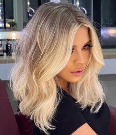 Short Super Blonde Hair, Blonde Hair With Root Stretch, Light Blonde Hairstyles, Balayage Blonde Medium Hair, Blonde At Front Of Hair, Blonde Hair Root Stretch, Baylage Blonde Shadow Root, Lived In Blonde Balayage Short, Blond Hair Trends 2023