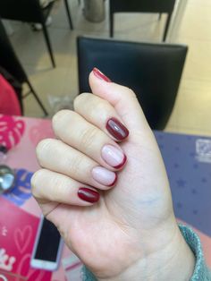 Captura la esencia del estilo con estas uñas rojas cherry cortas en forma redonda, destacadas por el toque elegante de una francesa en rojo en dos uñas de cada mano. Un diseño moderno que combina la sofisticación del clásico francés con la frescura del rojo vibrante. #UñasRojas #ManicuraRedonda #FrancesConEstilo Cherry