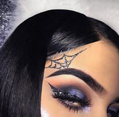 Halloween Make Up Pretty, Eyeshadow For Halloween, Spider Eye Halloween Makeup, Halloween Inspired Eyeshadow, Halloween Spider Eye Makeup, Halloween Makeup Spider Web Eyes, Halloween Eyeliner Looks, Simple Spider Web Makeup, Halloween Eyeshadow Looks