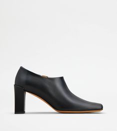 Characterized by a wraparound heel that slightly covers the heel, these ankle boots decline Tod's style codes with refined 1970s vibes. The minimal upper in leather is enriched by a zip on the inside. A perfect model from day to evening, designed to slim the figure with naturalness and elegance. 70s Vibes, Perfect Model, Gift Boutique, Runway Collection, Womens Ankle Boots, Trainers Women, Black Ankle Boots, Calf Skin, Black And Brown