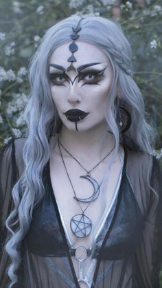 Scary Elf Costume, Warlock Makeup, Scary Fairy Costume, Dark Witch Makeup Halloween, Evil Fairy Makeup, Demon Costume Female Halloween, Demon Makeup Halloween, Dark Elf Costume, Dark Elf Cosplay