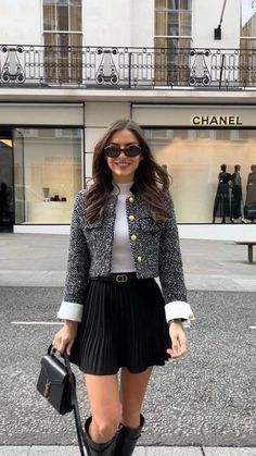 25 Fashion Woman, Europe Women Fashion, Winter Mall Shopping Outfit, Classic Chic Winter Outfits, Winter Work Fashion Outfits, How To Style A Tweed Jacket, Spring Outfit Skirt, Styling Tweed Jacket, Rockettes Outfit Ideas