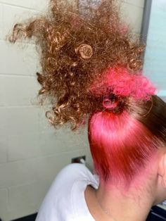 Pink And Honey Brown Hair, Brown And Pink Natural Hair, Pink Peak A Boo Curly Hair, Sunset Hair Dye, Brown And Pink Hair Curly, Brown And Pink Hair Peekaboo, Honey Brown And Pink Hair, Brown And Pink Hair Black Women, Blonde And Pink Hair Peekaboo