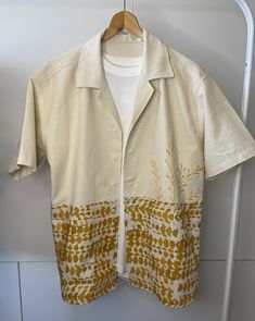 UNIQUE PIECE Off white linen unisex shirt with vegetal patterns. 100 % made out of fabric remnants. Ethically made in Madagascar and customized in Paris. Linen Shirts, Fabric Remnants, Madagascar, Unisex Shirt, White Linen, Linen Shirt, Off White, Paris, T Shirts