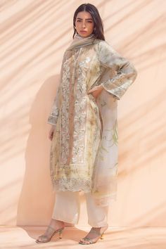 Noor – Sania Maskatiya International Sania Maskatiya, Pakistani Fashion Casual, Casual Indian Fashion, Pakistani Dresses Casual, Pakistani Fashion Party Wear, Beautiful Pakistani Dresses, Salwar Kamiz, Indian Dresses Traditional, Traditional Indian Outfits