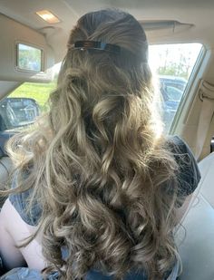 Cute Feminine Hairstyles, Hide Ears Hairstyle, Hair Styles With Clip, Hair Curls Ideas, Natural Wavy Hairstyles, Messy Curls