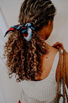 Boho Curly Hairstyles, Scarf Scrunchies, Curly Hair Accessories, Hairstyle Youtube, Cute Curly Hairstyles, Curly Hair Inspiration, Penteado Cabelo Curto, Wedding Hairstyles For Long Hair, Long Curly Hair