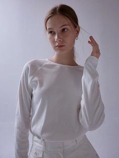 Composition : SHELL : COTTON 60%, POLYESTER 36%, SPAN 4%Color : WHITECountry of Origin : KOREA White Cotton Raglan Sleeve Top, White Stretch Casual Tops, White Stretch Long Sleeve T-shirt, White Stretch T-shirt For Fall, White Raglan Sleeve T-shirt For Fall, White Raglan Sleeve Top For Fall, Basic White Tops For Spring, Basic White Relaxed Fit Top, White Relaxed Fit Basic Top