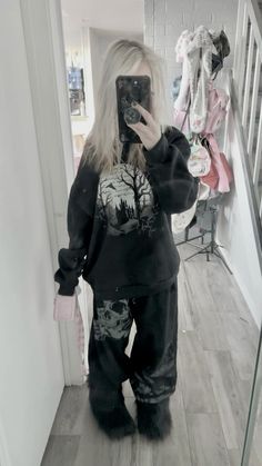 chill comfy winter emo outfit Emo Beanie Outfits, Emo Outfits Cold Weather, Cold Weather Emo Outfits, Light Emo Outfits, Emo Sweatpants Outfit, Drainer Girl Outfit, Comfy Goth Outfits Winter, Cosy Goth Outfits, Emo Fits Girl