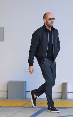 جيسون ستاثام, Bald Men Style, Herren Style, Bald Man, Best Dressed Man, Outfit Chic, Bald Men, Jason Statham, Stylish Mens Outfits