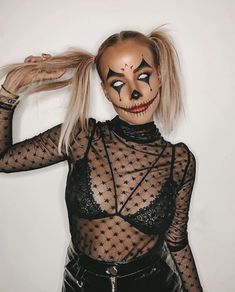 Scary Clown Costume, College Halloween Costumes, Halloweenský Makeup, Clown Halloween Costumes, Hot Halloween Outfits, Halloween Costumes College Girls, Halloween Makeup Pretty, Halloween Clown