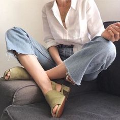 Creative Professional Outfit, White Jeans Summer, How To Wear White Jeans, Professional Outfit, Camille Styles, Beige Outfit, Casual Work Outfits, 가을 패션, Style Chic