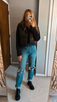 Cold Weather Outfits Women, Outfits With Cropped Vest, Christmas Causal Outfits, Crop Vest Outfits For Women, Cropped Vest Outfits For Women, Winter Causal Outfits For Women, Cute Jean Outfits Winter, Cute Outfits With Cropped Puffer Vest, Trendy Outfits Winter 2024