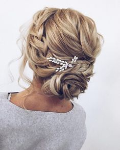 These Gorgeous Updo Hairstyle That You'll Love To Try! Whether a classic chignon, textured updo or a chic wedding updo with a beautiful details. These wedding updos are perfect for any bride looking for a unique wedding hairstyles... Pinup Hair Short, Updo Prom, Unique Wedding Hairstyles, Beautiful Wedding Hair, Braided Updo Wedding, Special Occasion Hairstyles, Bridal Hair Updo, Elegant Wedding Hair, Best Wedding Hairstyles