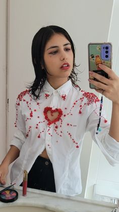 pessoa com camisa de botão branca, com um coração recortado na altura do segundo botão superior. na camisa  há miçangas vermelhas de diversos tamanhos, costuradas à roupa formando um desenho de coração. Missing Heart Shirt, Shirt Reference, Corpse Bride Costume, Embroidery Hoop Art Diy, Shirt Tutorial, Bride Costume, Embroidery Shirt, Heart Embroidery, Corpse Bride