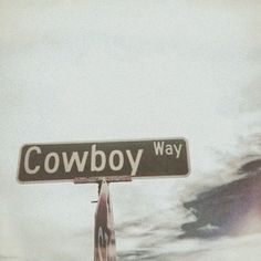 a street sign that reads cowboy way on it