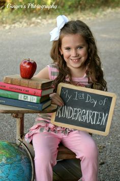 First day of school. First day of kindergarten photo shoot ideas. Split Braids, Braids With Curly Hair, Boys School Outfits, Kindergarten Colors