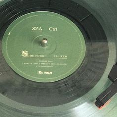 a green record with the word sza curl on it