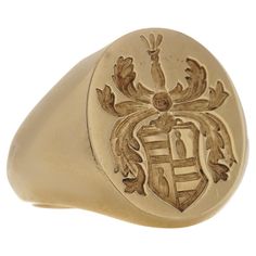 Vintage 18kt. yellow gold signet ring with a coat of arms. Made in England, London, 1991 Fully hallmarked. Maker: W&G Dimensions - Ring Size: 2.2 x 2.1 x 1.6 cm Finger Size (UK) = J (EU) = 50 (US) = 5 Weight: 13.7 grams Condition: Pre-owned, minor signs of usage and age, good condition overall. Luxury Victorian Gold Signet Ring, England London, Davy Jones, Gold Signet Ring, Antique Rings, Jewelry Inspo, Signet Ring, Coat Of Arms, Hallmark