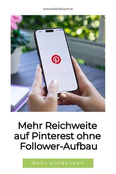 Person hält Smartphone mit Pinterest-Logo, umgeben von Pflanzen und Notizbuch. Text: "Mehr Reichweite auf Pinterest ohne Follower-Aufbau. Mehr entdecken."