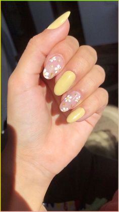 #unhas #flowers #yellow #nails Flower Nail Designs Yellow, Yellow Nails Flower, Yellow Nails With Flower Design, White And Yellow Nails Ideas, Yellow Flower Nail Designs, White Yellow Nails, Nails Yellow Flowers, Flower Nails Yellow, Yellow Daisy Nails