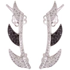 Your style is sharp, striking and ultra-modern. These Claw ear cuffs falls right in line with your confident sophistication. The signature pave claw arches is set with sparkling diamonds. Handcrafted of 18K gold, Sterling silver and set in 0.62 carats of diamonds with 0.25 carats of black diamonds The Claw collection is a combination of fierce & edgy designs creating pieces that are unconventional & unique. The pieces in claw collection pull in the edginess from signature pave arches creating st Claw Jewelry, White Diamond Jewelry, Jewel Earrings, Claw Earrings, Ear Cuff Jewelry, Black Diamond Jewelry, Diamond Ear Cuff, Black And White Earrings, Pave Jewelry