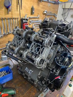 an engine is sitting on top of a workbench