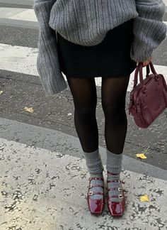 Mary Jane Shoes Outfit, Ballet Flats Outfit, Ballerina Outfit, Burgundy Outfit, Sock Outfits, Burgundy Shoes, Flats Outfit, Paris Mode, School Looks