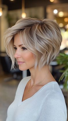 Hairstyles for Women Over 50 Shaggy Bob For Fine Hair Over 50, Bob Short Hairstyles, Inverted Bob Short, Flattering Hairstyles, Pixie Cut With Bangs, Timeless Looks, Color Balayage, Home Minimal, Aging Hair