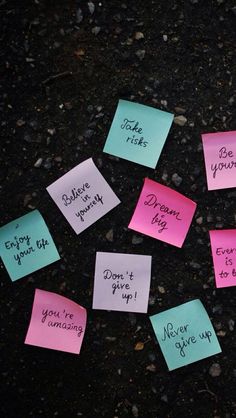 several sticky notes with the words do not give up on them sitting on the ground