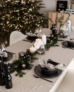 Black Christmas Table Setting, Christmas Table Set Up, Christmas Dinner Decorations, Black Christmas Decorations, Christmas Table Decorations Diy, Minimalist Christmas Decor, Christmas Table Setting, Tafel Decor, Christmas Dinner Table