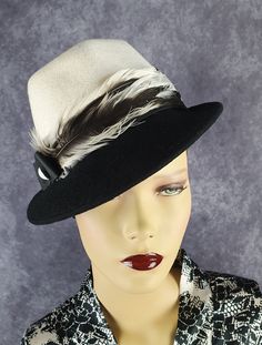 Formal Women's Hat, Millinary, Fascinator, Party, Handmade, Women's Felt Hat, Spring Women's Hat, Formal, Hair Accessories, Headpiece, Elegant Felt Hat, Fedora Hat, Wedding. Women's felt hat, elegant black and white felt hat fedora, wide brim hat, Flat brim hat, spring, women's hat, fascinator, millinary, wedding. Size 54- 55: Width 17: length 17: Ideal for any festive event. Designed in felt fabric, with natural leather, rooster feathers and ribbon. White Mini Hats For Winter Party, Winter Party Brimmed Felt Hat, White Fedora Hat For Winter, White Fedora For Winter, White Felt Hat With Short Brim, Adjustable Felt Fedora Mini Hat, Classic White Mini Hat With Short Brim, White Brimmed Felt Hat For Formal Occasions, Winter Party Fedora With Brim