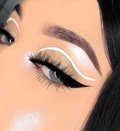 White Eyeliner Looks, Blue Eyeliner Makeup, White Eye Makeup, White Eyeliner Makeup, Flawless Face Makeup, Black And White Makeup, 70s Makeup, Glitter Makeup Looks