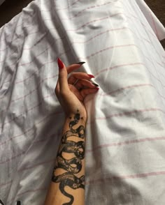 Pinterest Tattoos, Around Arm Tattoo, Snake Tattoo Design, Inspiration Tattoos, Stylist Tattoos, E Tattoo, Aesthetic Tattoo, Tattoo Life, Dream Tattoos