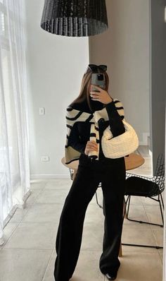 Deep Winter Aesthetic Outfits, Cdmx Outfit Ideas, London Day Out Outfit, Styling Black Sweatpants, Black Sweater Outfit Aesthetic, Sweatpants Outfit Winter, Skandinavian Fashion, Winter Fashion Outfits Casual