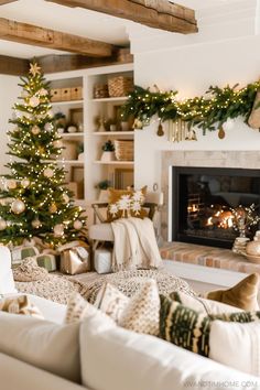 Minimalist aesthetic Christmas Tree decor ideas Textured Rugs, Glamorous Christmas, Living Room Decor Neutral, Minimalist Christmas Decor, Blue Christmas Decor, Neutral Christmas Decor, Simple Christmas Decor