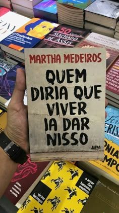 a person holding up a sign that says quem diria que vier na dar nisso