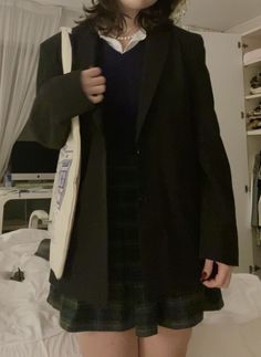 School Aesthetic Dark Academia, Romanticizing School Aesthetic, Bronwyn Rojas, School Romanticizing, Dark Academia Girl, Preppy Uniform, Romanticize School, Academia Aesthetic Outfit, Dark Academia Outfits