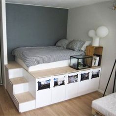 there is a bed and some stairs in this room