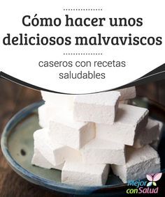 there is a pile of sugar cubes on a plate with the caption in spanish